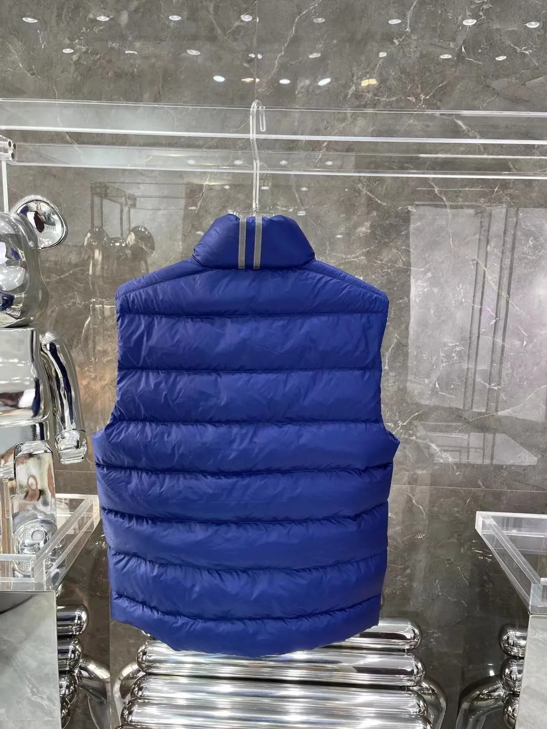 P480 top version Canadian brand vest new model Canada Goose has always been recognized as the warmest down jacket. Various Instagram celebrities, Internet celebrities, and celebrities often wear it for street photos. I make Canada Goose every year, but I still can’t get rid of my love for it. No matter how cold the days are, there is no need to be afraid, because there is! Filled with 90% white duck down, it is the legendary warmest down jacket and is known as a must-have for Arctic outdoor sports! The most popular down jacket in the world, celebrities are rushing to buy it, it is a must-have! Same style for men and women Size: xs ~ xxl